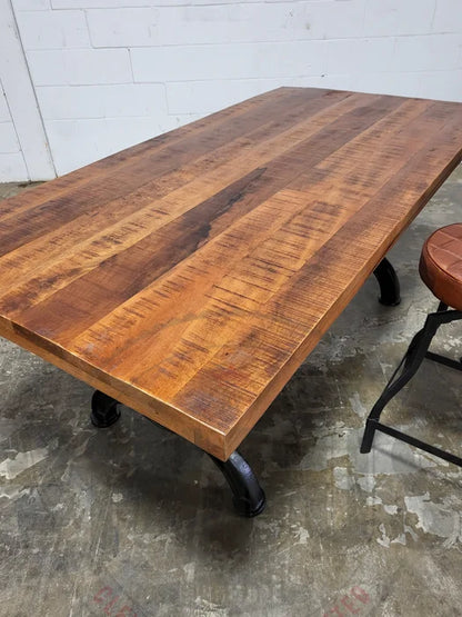 Table à dîner industrielle Phoenix avec plateau de manguier et patte en fonte d'acier noir