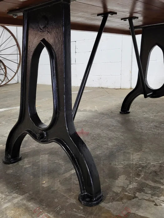 Table à dîner industrielle Phoenix avec plateau de manguier et patte en fonte d'acier noir
