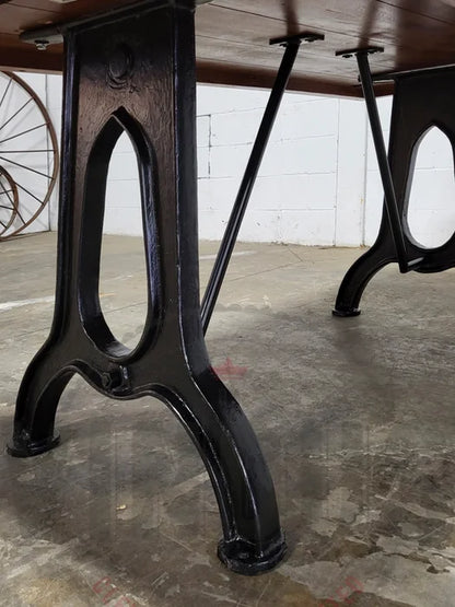 Table à dîner industrielle Phoenix avec plateau de manguier et patte en fonte d'acier noir