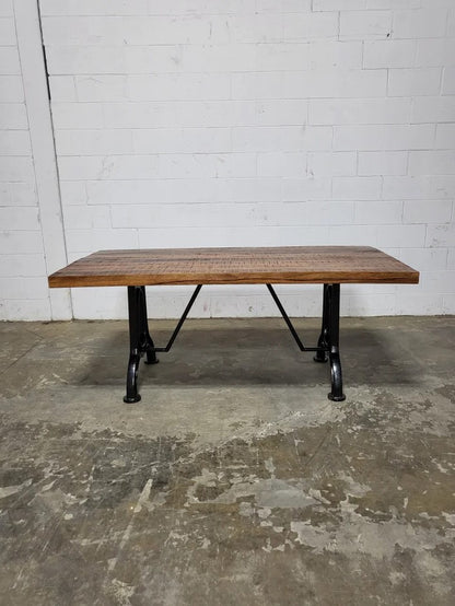 Table à dîner industrielle Phoenix avec plateau de manguier et patte en fonte d'acier noir