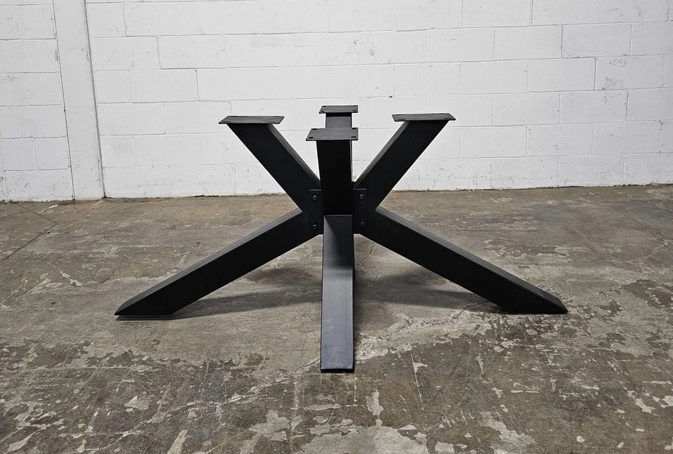 Table à diner patte Spider noir mat avec plateau en bois de manguier extensible