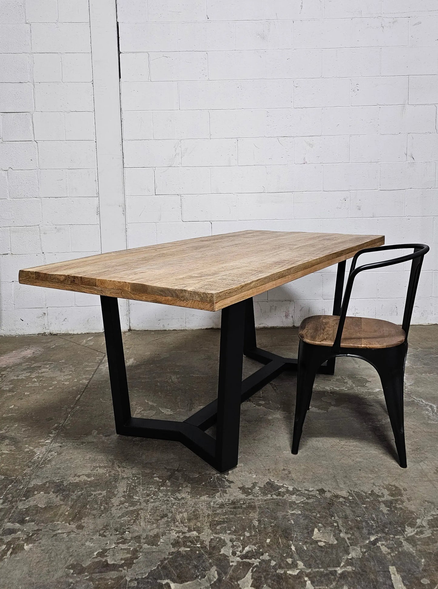 Table à dîner Mid-Century avec plateau en bois de manguier Vindus Furniture