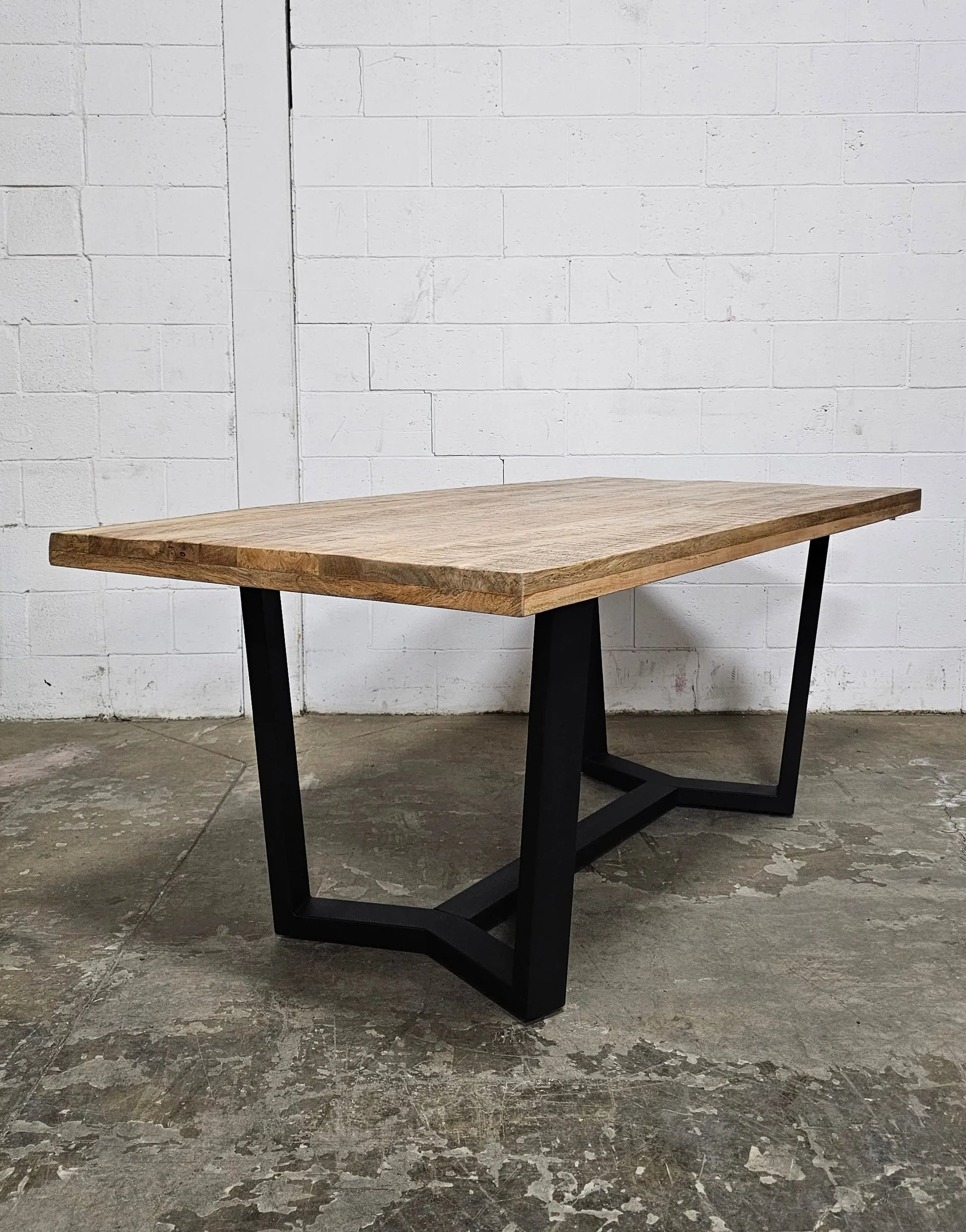 Table à dîner Mid-Century avec plateau en bois de manguier Vindus Furniture