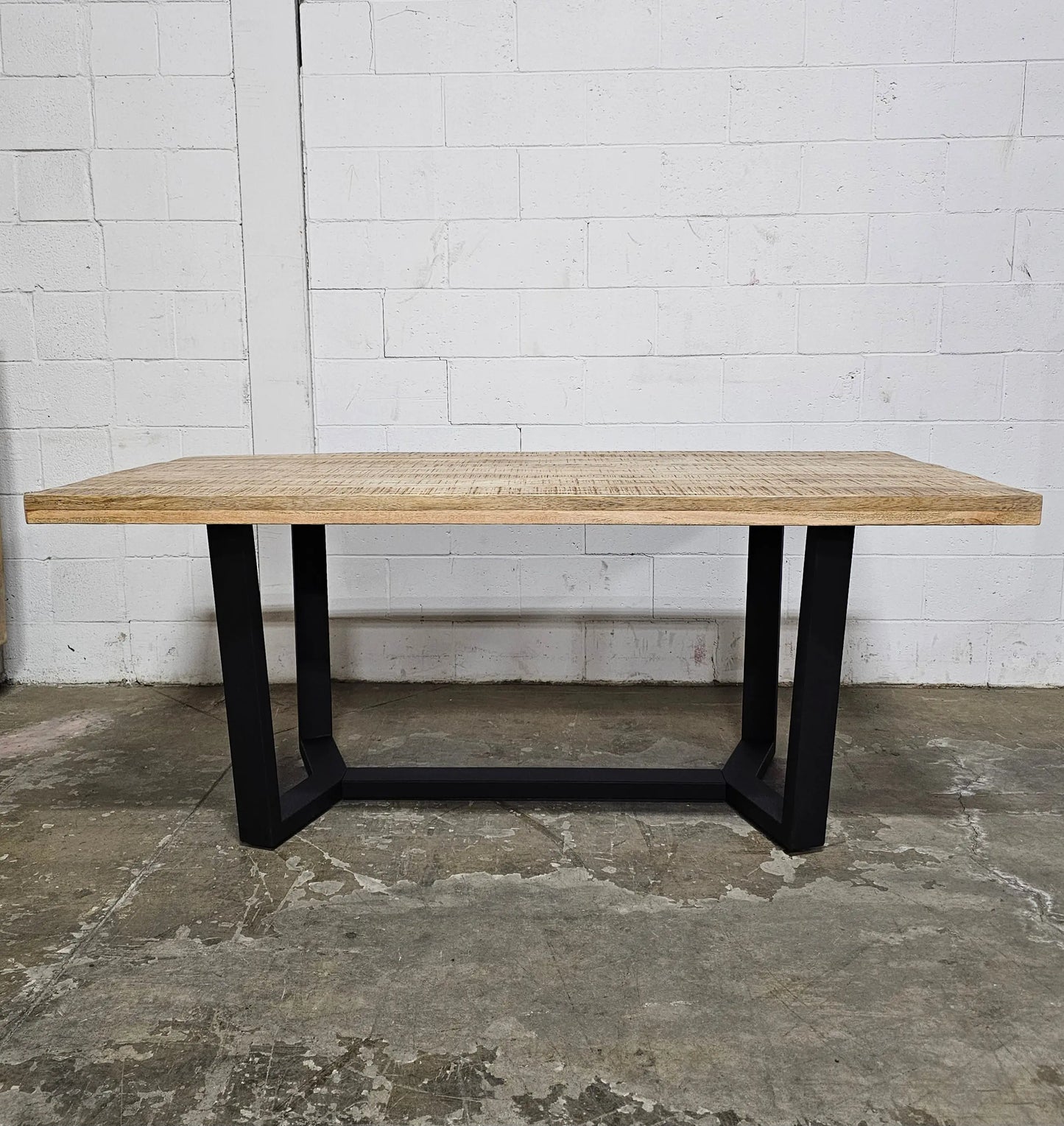 Table à dîner Mid-Century avec plateau en bois de manguier Vindus Furniture