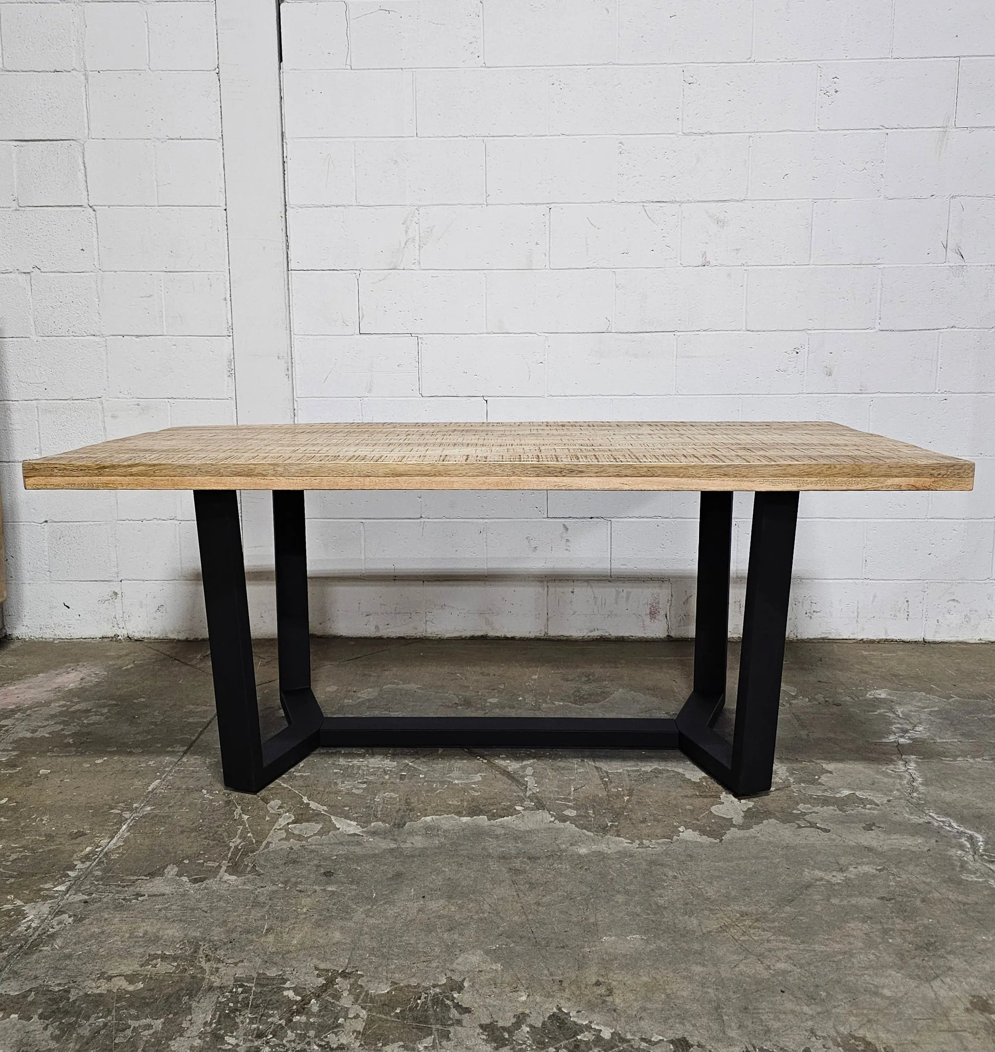 Table à dîner Mid-Century avec plateau en bois de manguier Vindus Furniture