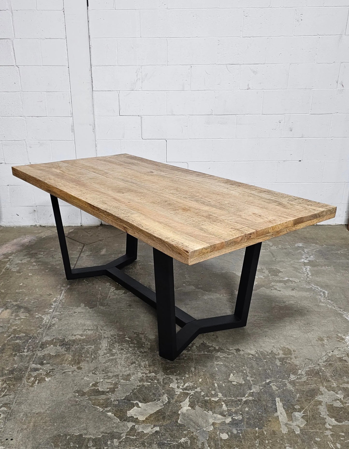 Table à dîner Mid-Century avec plateau en bois de manguier Vindus Furniture