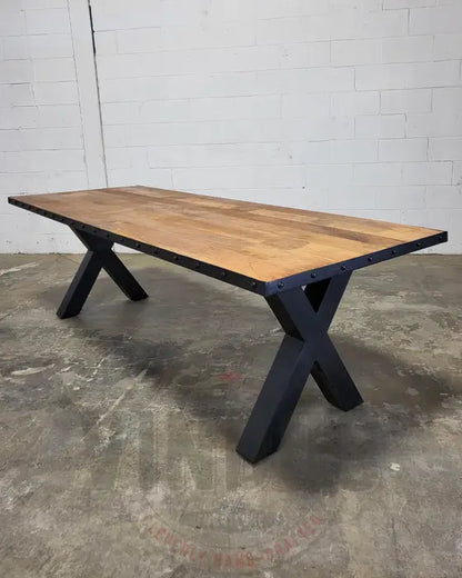 Table à dîner industrielle Pattes en X et son plateau de manguier avec bordure d'acier