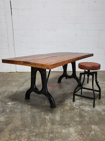 Table à dîner industrielle Phoenix avec plateau de manguier et patte en fonte d'acier noir